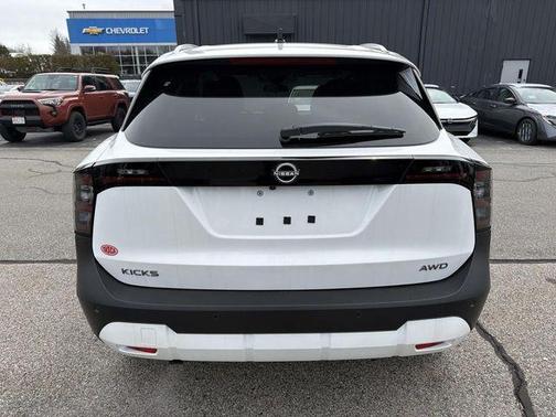 Aspen White Tri 2026 Nissan Kicks SV