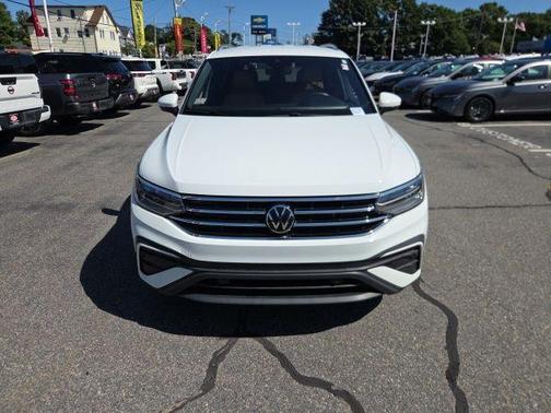 Pure White 2024 Volkswagen Tiguan 2.0T SE