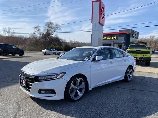White 2018 Honda Accord Touring