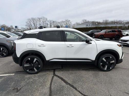 Aspen White Tri 2026 Nissan Kicks SR