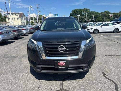 Black 2024 Nissan Pathfinder SV