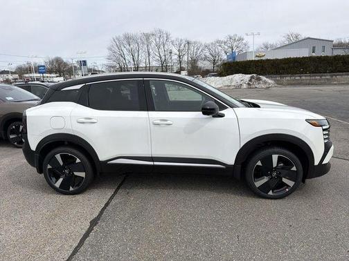 2t Wht Blk Roof 2026 Nissan Kicks SR