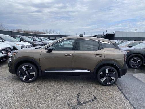 Canyon Bronze M 2026 Nissan Kicks SR