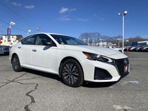 White 2024 Nissan Altima 2.5 SV