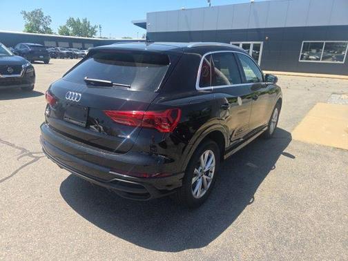 Mythos Black Metallic 2025 Audi Q3 45 S line Premium