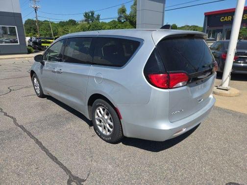 Silver Mist Clearcoat 2023 Chrysler Voyager LX