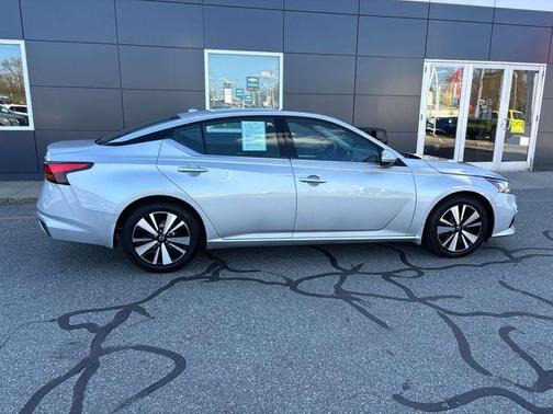 Brilliant Silver Metallic 2022 Nissan Altima 2.5 SL