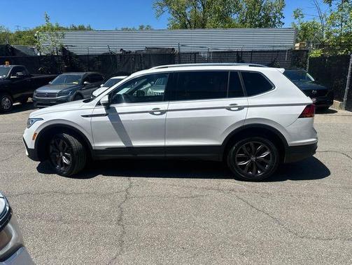 Opal White Pearl Effect 2023 Volkswagen Tiguan 2.0T SE