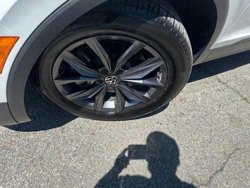 Opal White Pearl Effect 2023 Volkswagen Tiguan 2.0T SE