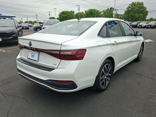 Opal White Pearl Effect 2025 Volkswagen Jetta 1.5T SE