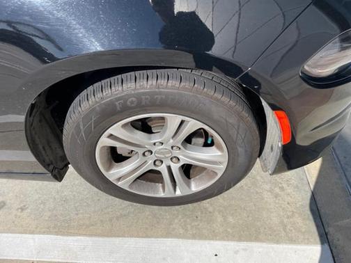 Photo 3 of 5 of 2020 Dodge Charger SXT