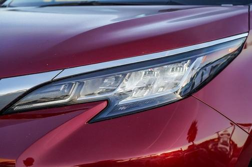Photo 2 of 28 of 2021 Toyota Sienna XLE