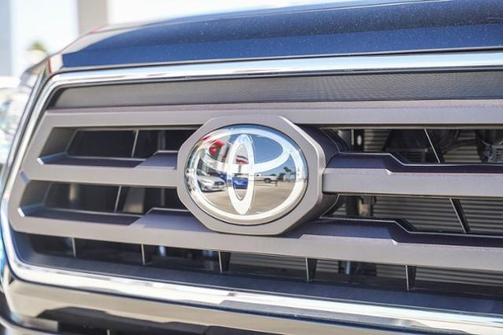 Photo 4 of 27 of 2022 Toyota Tacoma SR5