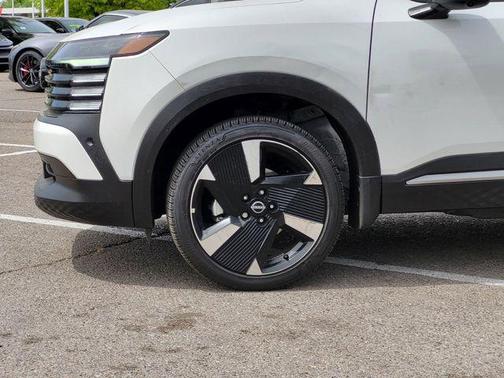 Aspen White Tricoat 2025 Nissan Kicks SR