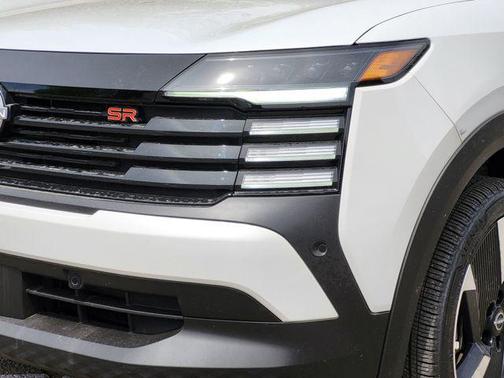 Aspen White Tricoat 2025 Nissan Kicks SR