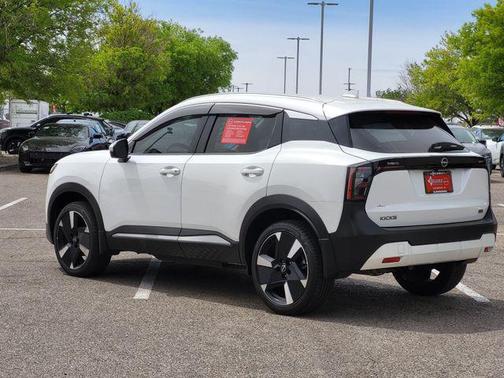 Aspen White Tricoat 2025 Nissan Kicks SR