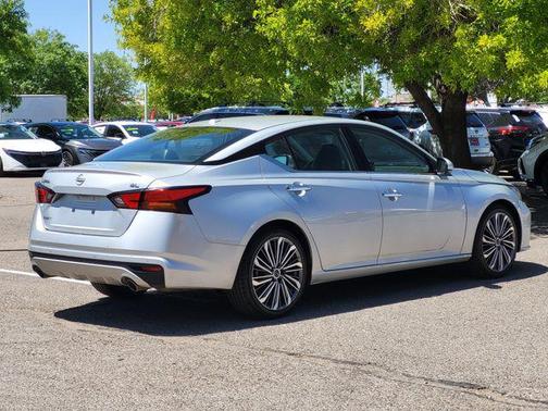 Brilliant Silver Metallic 2023 Nissan Altima 2.5 SL
