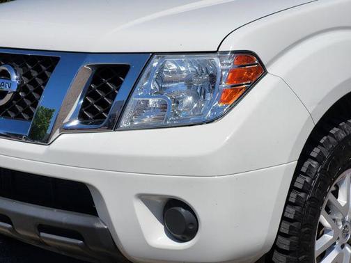 Glacier White 2021 Nissan Frontier SV