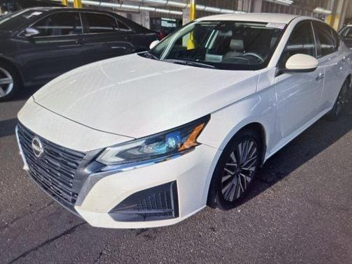 Pearl White Tricoat 2023 Nissan Altima 2.5 SV