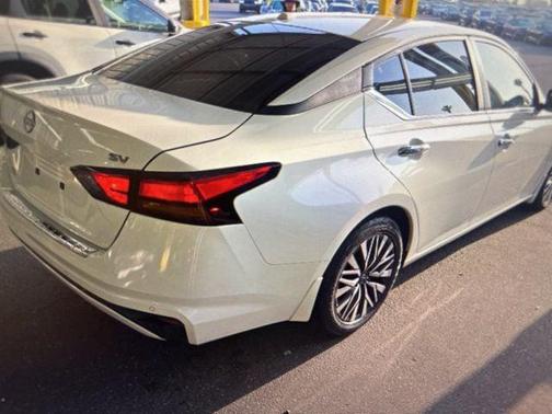 Pearl White Tricoat 2023 Nissan Altima 2.5 SV