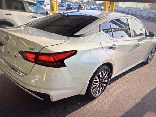 Pearl White Tricoat 2023 Nissan Altima 2.5 SV