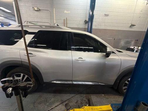 Brilliant Silver Metallic 2024 Nissan Pathfinder Platinum FWD