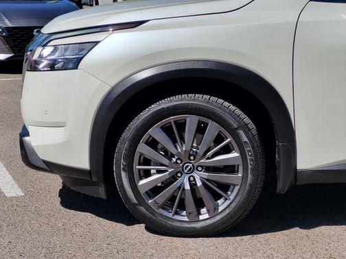 Pearl White Tricoat 2022 Nissan Pathfinder SL 4WD