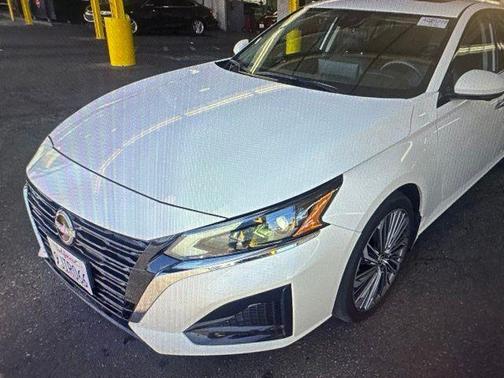 Pearl White 2023 Nissan Altima 2.5 SL