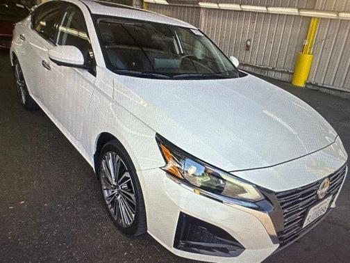Pearl White 2023 Nissan Altima 2.5 SL