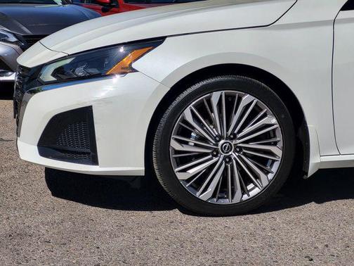 Pearl White 2025 Nissan Altima 2.5 SL