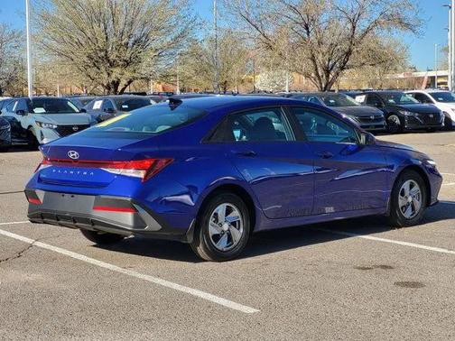 2024 Hyundai ELANTRA SE
