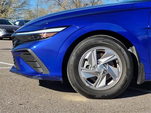 2024 Hyundai ELANTRA SE
