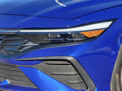 2024 Hyundai ELANTRA SE