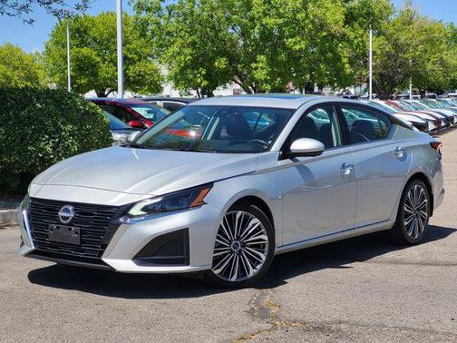 Brilliant Silver Metallic 2023 Nissan Altima 2.5 SL