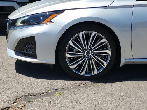 Brilliant Silver Metallic 2023 Nissan Altima 2.5 SL