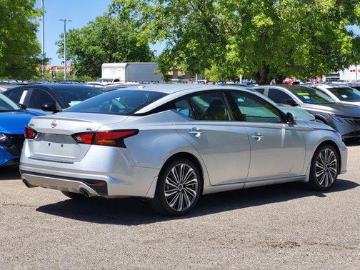 Brilliant Silver Metallic 2023 Nissan Altima 2.5 SL