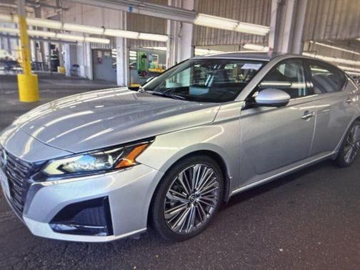 Brilliant Silver Metallic 2023 Nissan Altima 2.5 SL