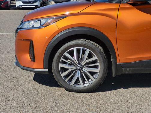 Monarch Orange Metallic/Super Black 2023 Nissan Kicks SV