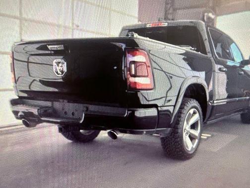 Diamond Black Crystal Pearlcoat 2021 RAM 1500 Limited