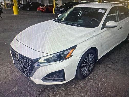 Pearl White 2023 Nissan Altima 2.5 SV
