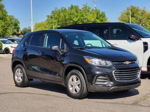 Mosaic Black Metallic 2022 Chevrolet Trax LS