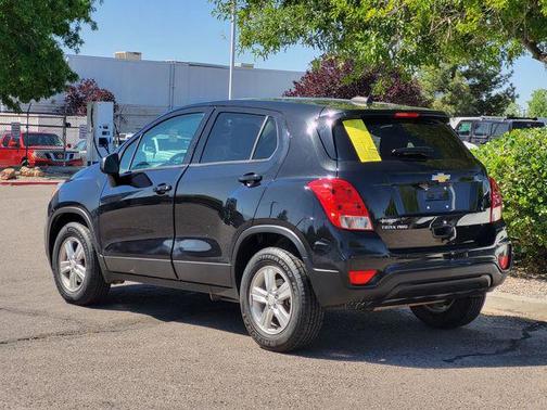 Mosaic Black Metallic 2022 Chevrolet Trax LS