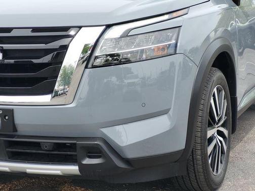 Solid Gray/Super Black 2024 Nissan Pathfinder Platinum 4WD