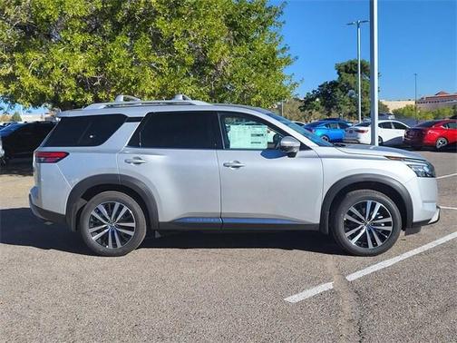 2025 Nissan Pathfinder Platinum FWD