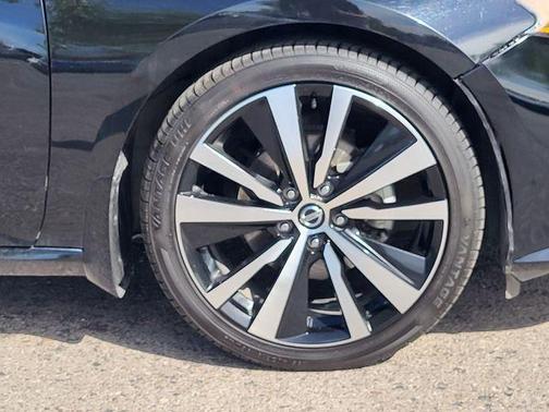 Super Black 2019 Nissan Altima 2.5 Platinum