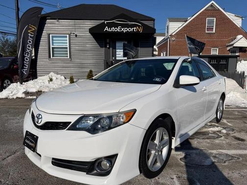 Super White 2013 Toyota Camry SE Sedan