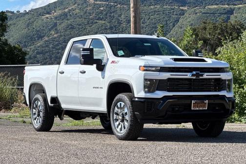 Summit White 2026 Chevrolet Silverado 2500 Custom