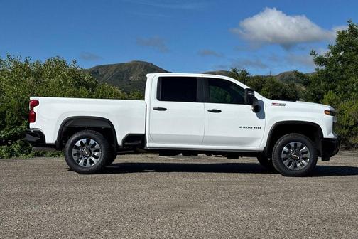 Summit White 2026 Chevrolet Silverado 2500 Custom