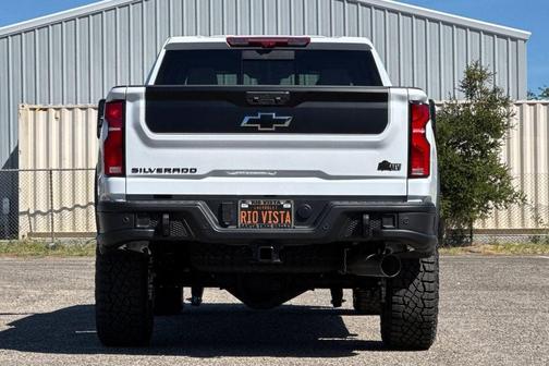 Summit White 2026 Chevrolet Silverado 2500 Crew Cab, Standard Bed, XR2, 4WD