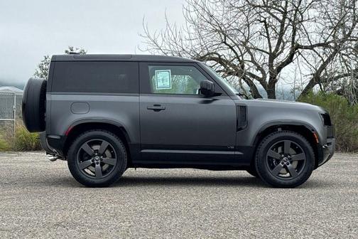 2023 Land Rover Defender V8